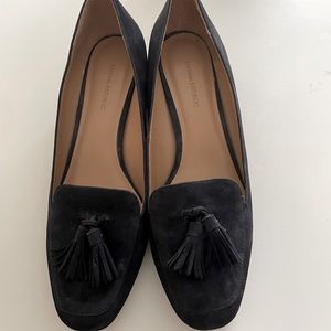 Banana Republic navy blue suede pump
